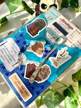 ZESTAW - książka niespodzianka MALOWANE BRZEGI + zakładka z breloczkiem