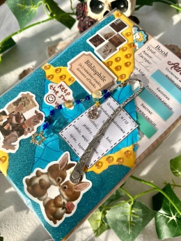 ZESTAW - książka niespodzianka MALOWANE BRZEGI + zakładka z breloczkiem