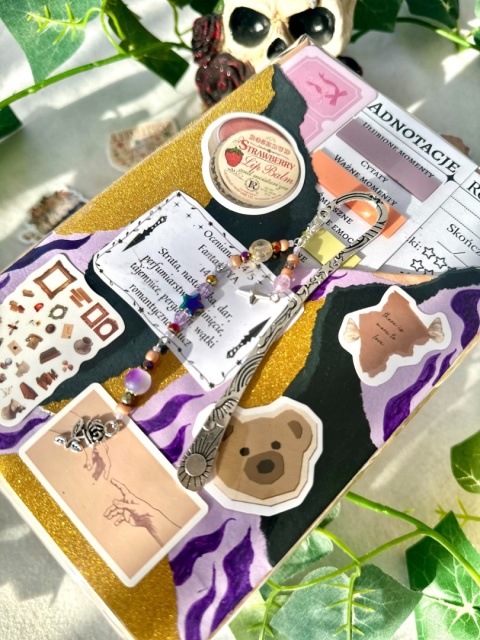 ZESTAW - książka niespodzianka MALOWANE BRZEGI + zakładka z breloczkiem