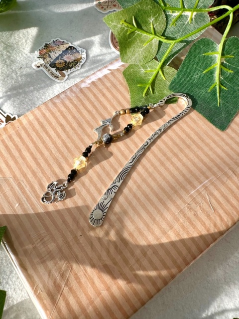 ZESTAW - książka niespodzianka MALOWANE BRZEGI + zakładka z breloczkiem